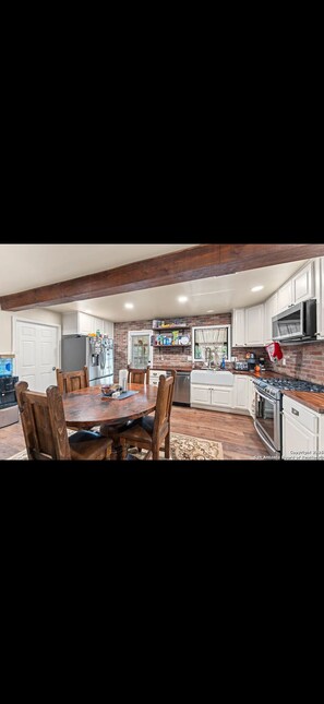 Private kitchen - 10-Acre Retreat Near Medina River & Bandera the Cowboy  Capital of the world (Pipe creek)