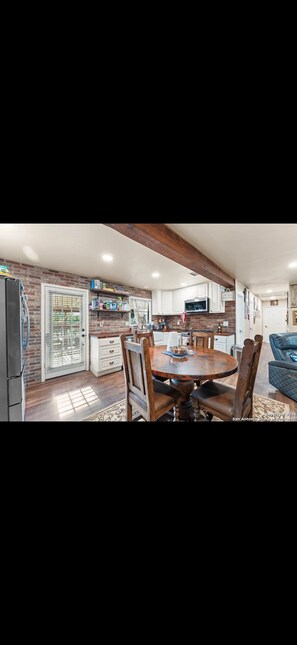 Dining - 10-Acre Retreat Near Medina River & Bandera the Cowboy  Capital of the world (Pipe creek)