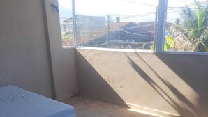 Une pièce avec un lit, une table et une vue par la fenêtre.