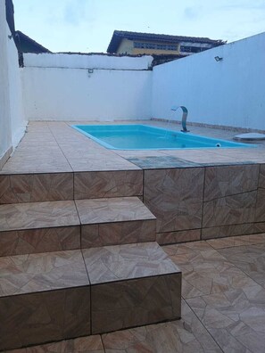 Outdoor pool - Cozy house with pool on Mongaguá beach. (Mongaguá)