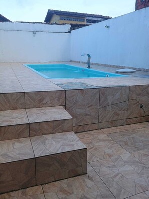 Outdoor pool - Cozy house with pool on Mongaguá beach. (Mongaguá)