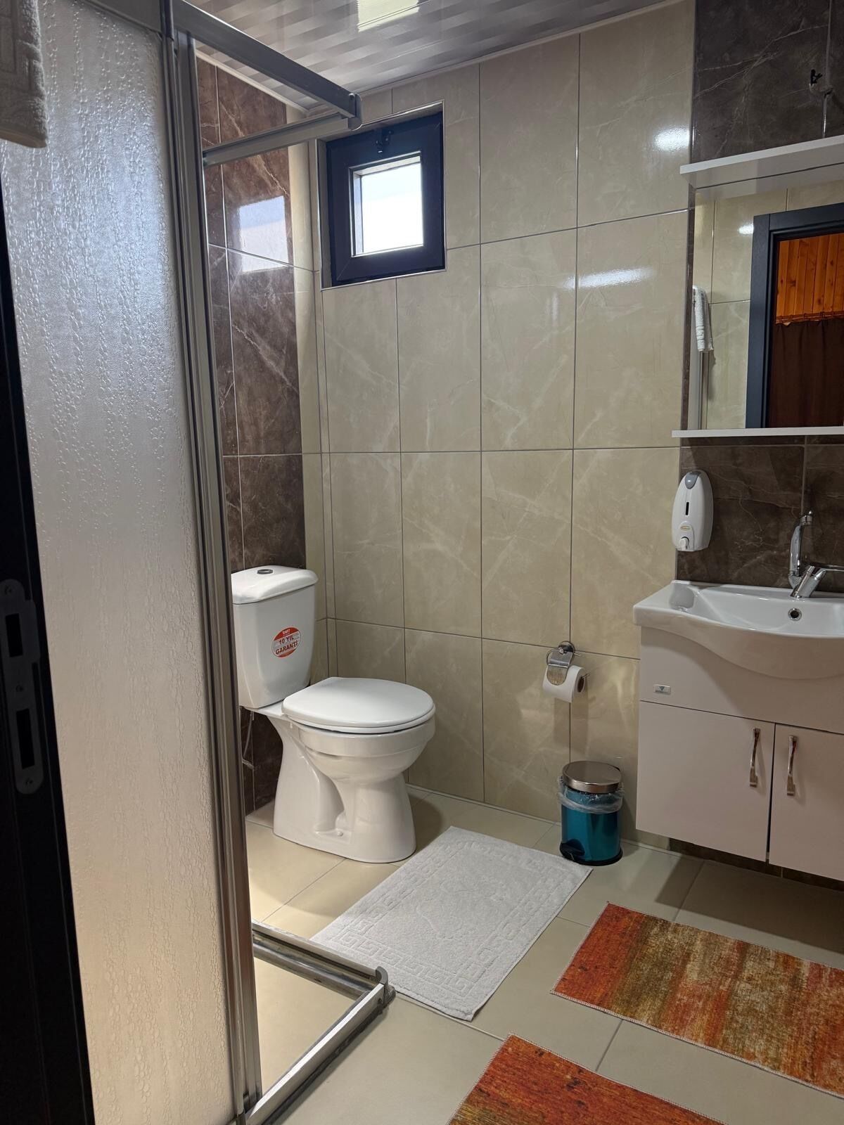 Secadora de cabello, toallas, jabón, papel de baño 