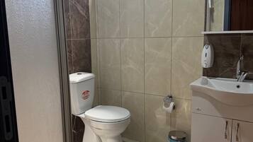Secadora de cabello, toallas, jabón, papel de baño