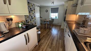 Cottage | Private kitchen | Dishwasher, cookware/dishes/utensils