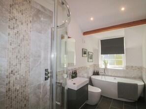 Ein Badezimmer mit Dusche, Toilette, Waschbecken und Badewanne.