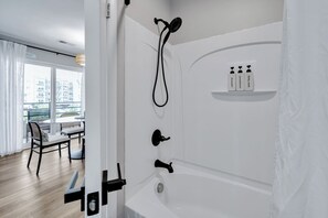 Dusj, hårføner, håndklær og såpe