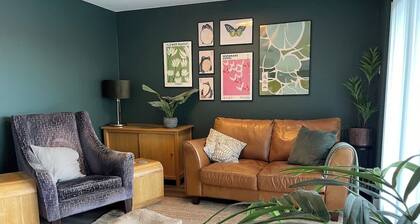 Stylish waterside apartment - Free Parking - Top