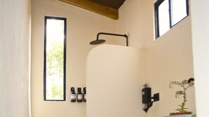 Shower, handuk, sabun, dan sampo