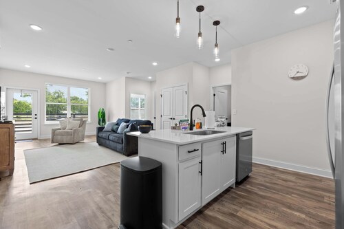Chattanooga Getaway-Sleek 2BR at The Poplin