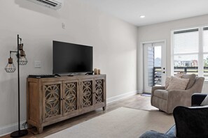 TV - Chattanooga Getaway-Sleek 2BR at The Poplin (Chattanooga)