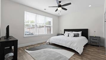 Tabla de planchar con plancha, wifi y ropa de cama
