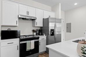 Refrigerador, microondas, horno, placa de cocina