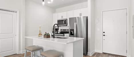 Réfrigérateur, four à micro-ondes, un four, surface de cuisson