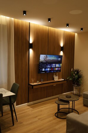 Lejlighed - balkon | Opholdsområde | 40-centimeters smart-tv med kabelkanaler