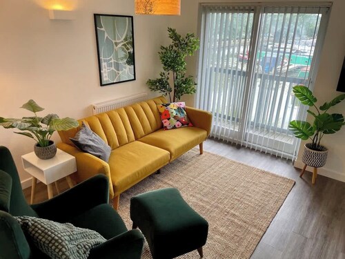 Stylish waterside apartment - Free Parking - 1st