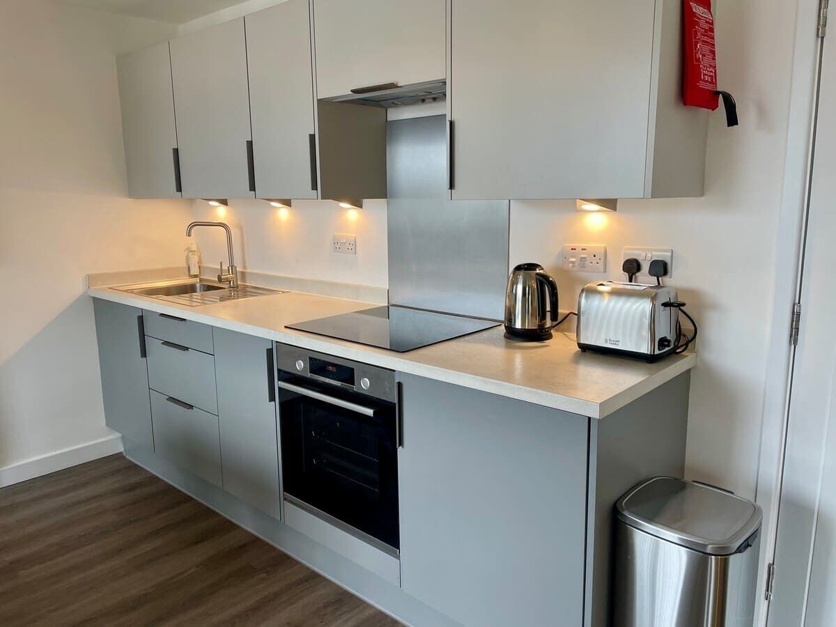 Fridge, oven, stovetop, electric kettle