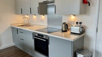 Fridge, oven, stovetop, electric kettle