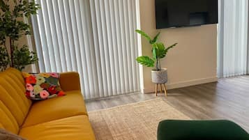 Una televisión, una oficina
