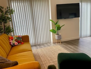 Een televisie en een kantoor