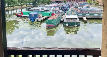 Stylish waterside apartment - Free Parking - 1st