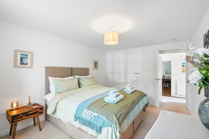 Iron/ironing board, Internet, bed sheets