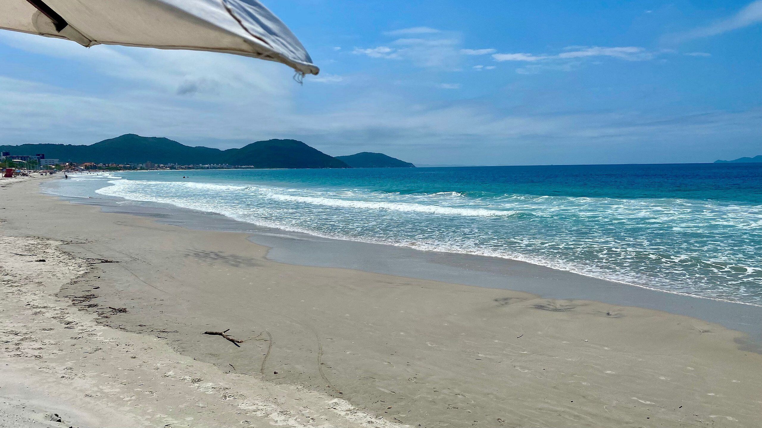 Plage, sable blanc, chaises longues, parasols