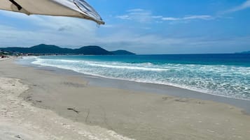 Plage, sable blanc, chaises longues, parasols