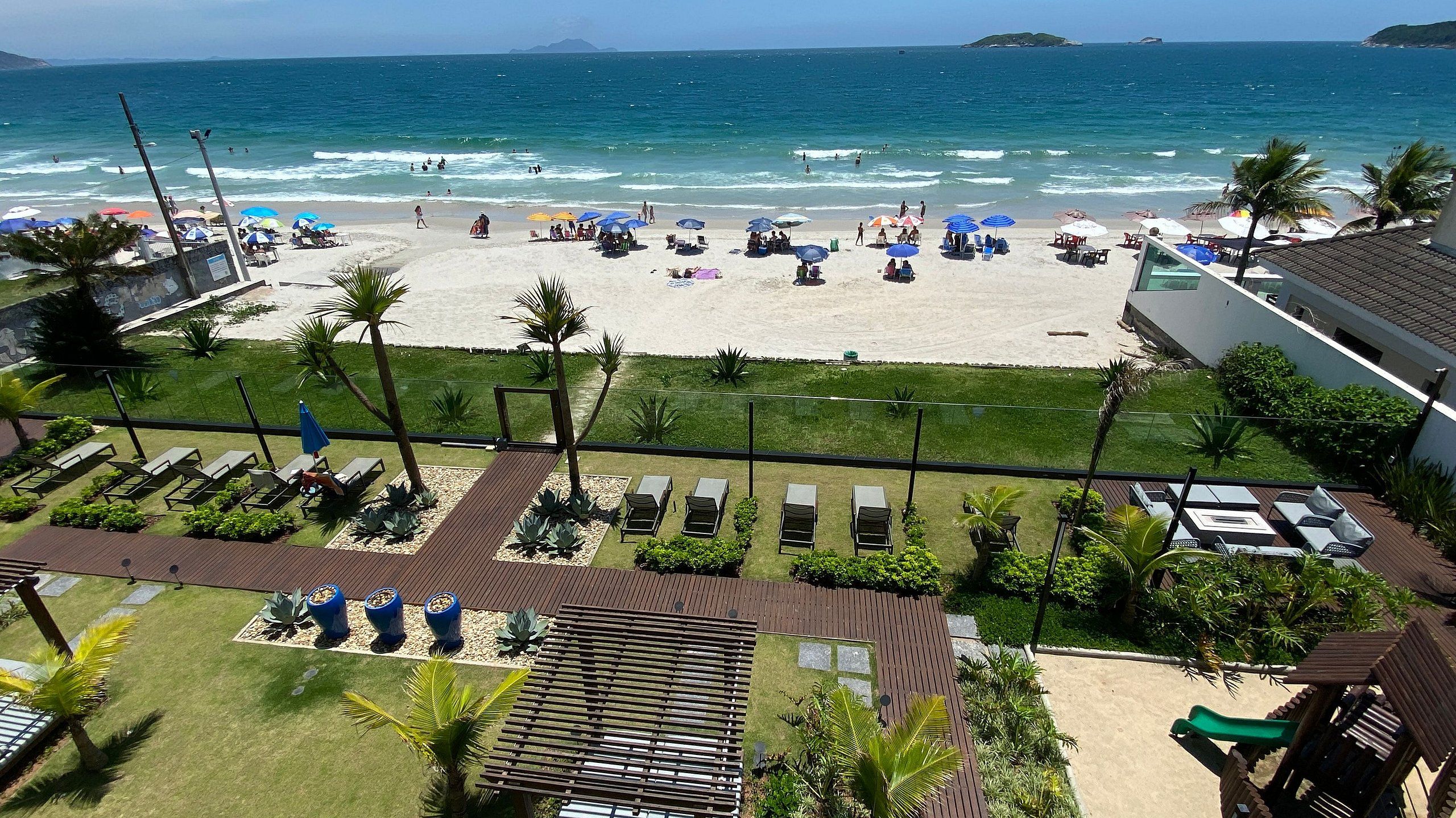Une plage avec des transats, des parasols et une vue sur l’océan.