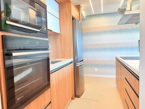 Departamento ejecutivo | Cocina privada | Refrigerador, microondas, horno y parrilla de estufa