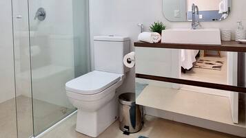 Family Apartment | Bathroom | Shower, hair dryer, towels