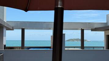 Un balcon avec vue sur la mer et une petite île.