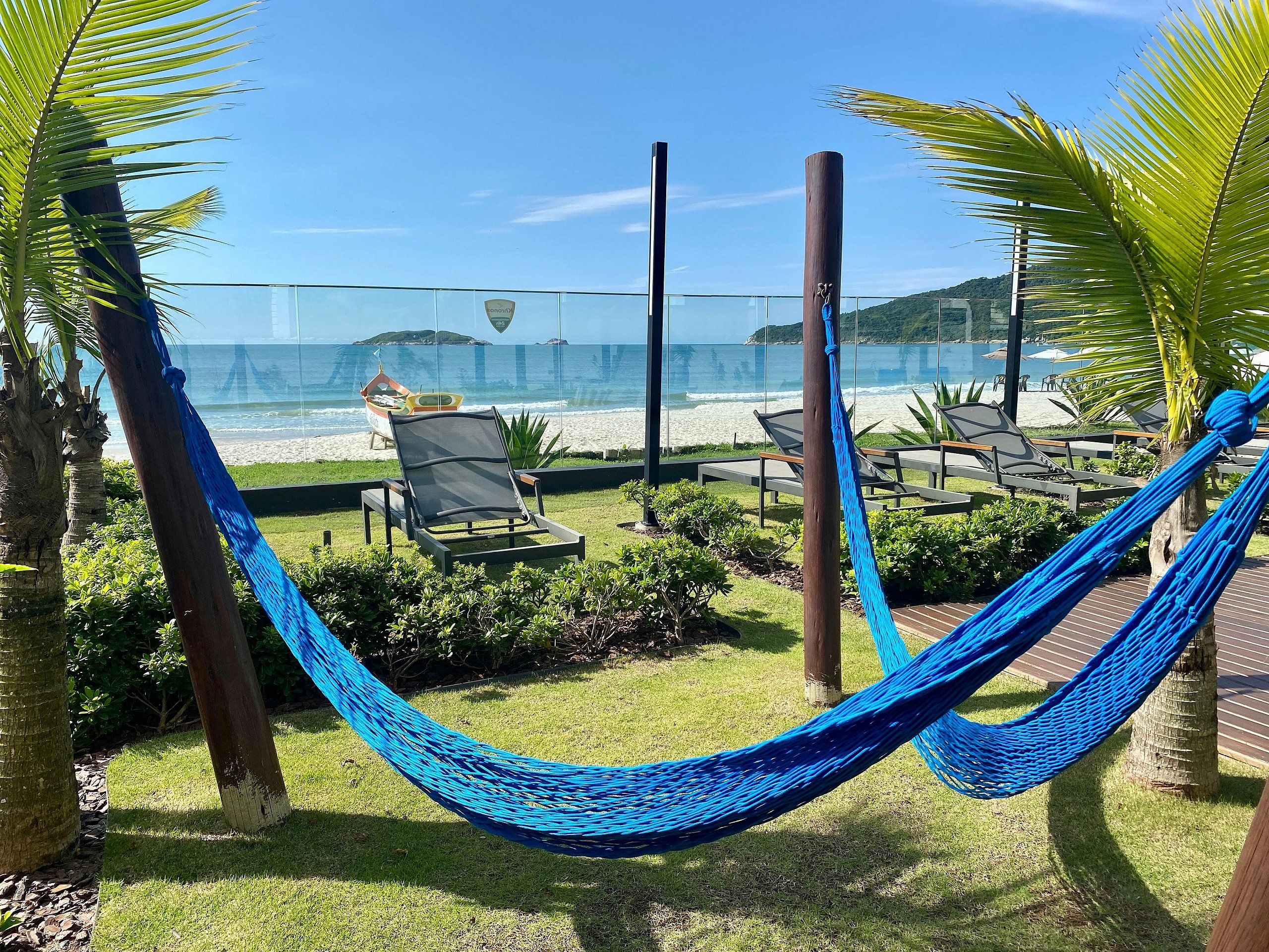 Una hamaca, sillas de descanso y vista al mar.