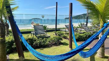 Una hamaca, sillas de descanso y vista al mar.