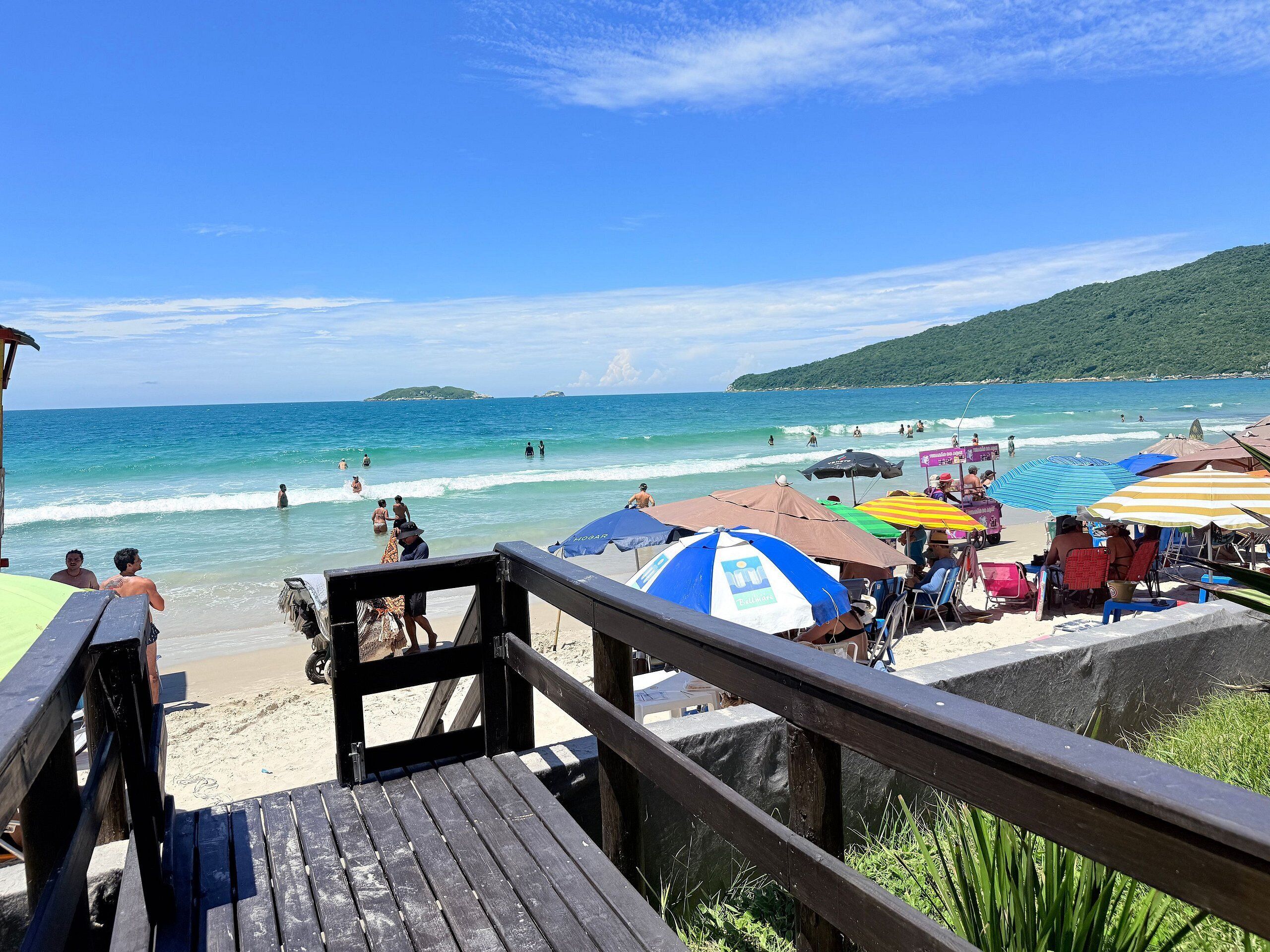 在海滩、白沙、沙滩椅、海滩遮阳伞