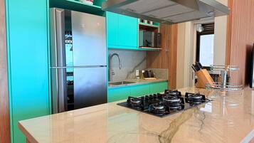 Departamento panorámico | Cocina privada | Refrigerador, microondas, horno y parrilla de estufa