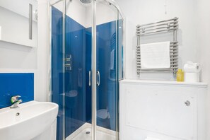 Shower, hair dryer, towels - Oriental Two | By My Getaways (Brighton)