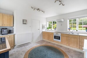 Private kitchen - Dairy Close | Parking | By My Getaways (Brighton)