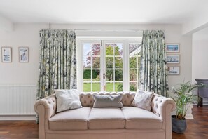Living area - Dairy Close | Parking | By My Getaways (Brighton)