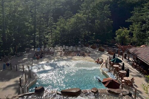 River View Condo - Top Floor - Resort Pools - Pet Friendly!