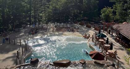 River View Condo - Top Floor - Resort Pools - Pet Friendly!