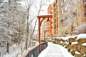 Property grounds - Top-Floor Condo Overlooking the River – Pet Friendly! (Wisconsin Dells)