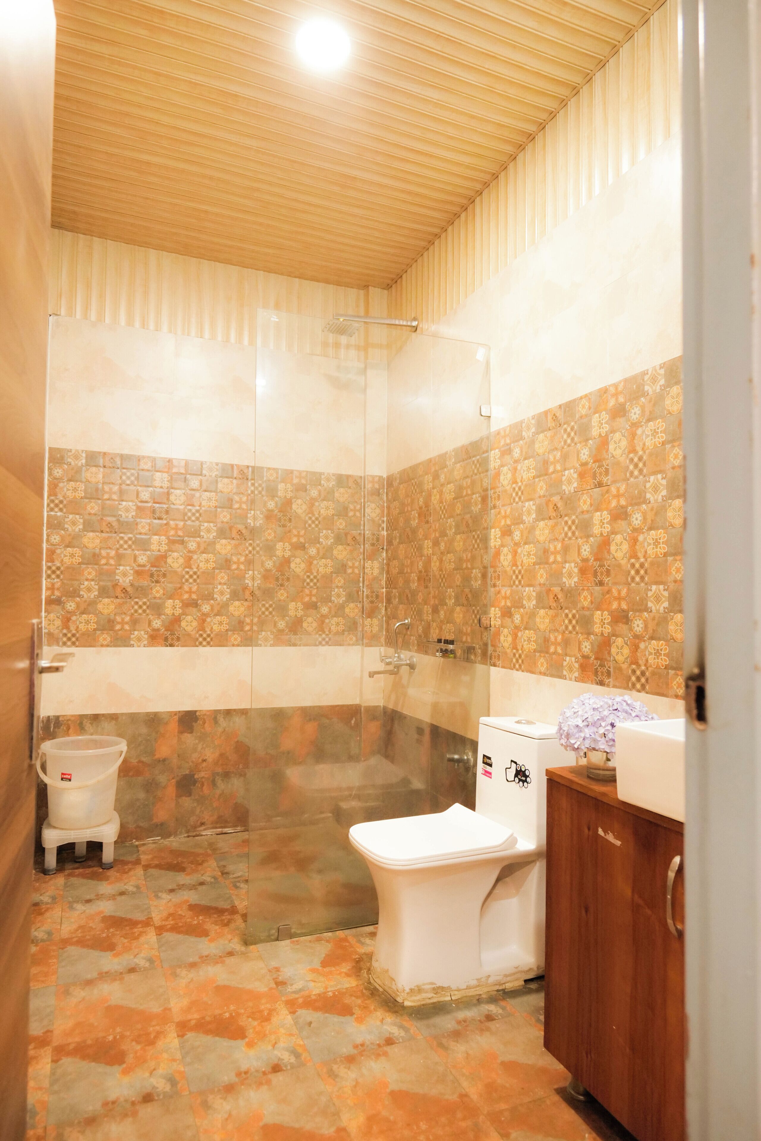 Un bagno con doccia, WC e lavandino.