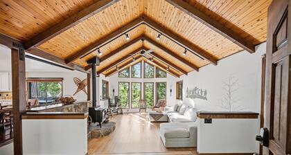 Hot Tub Cabin w/ Sauna + Game Room