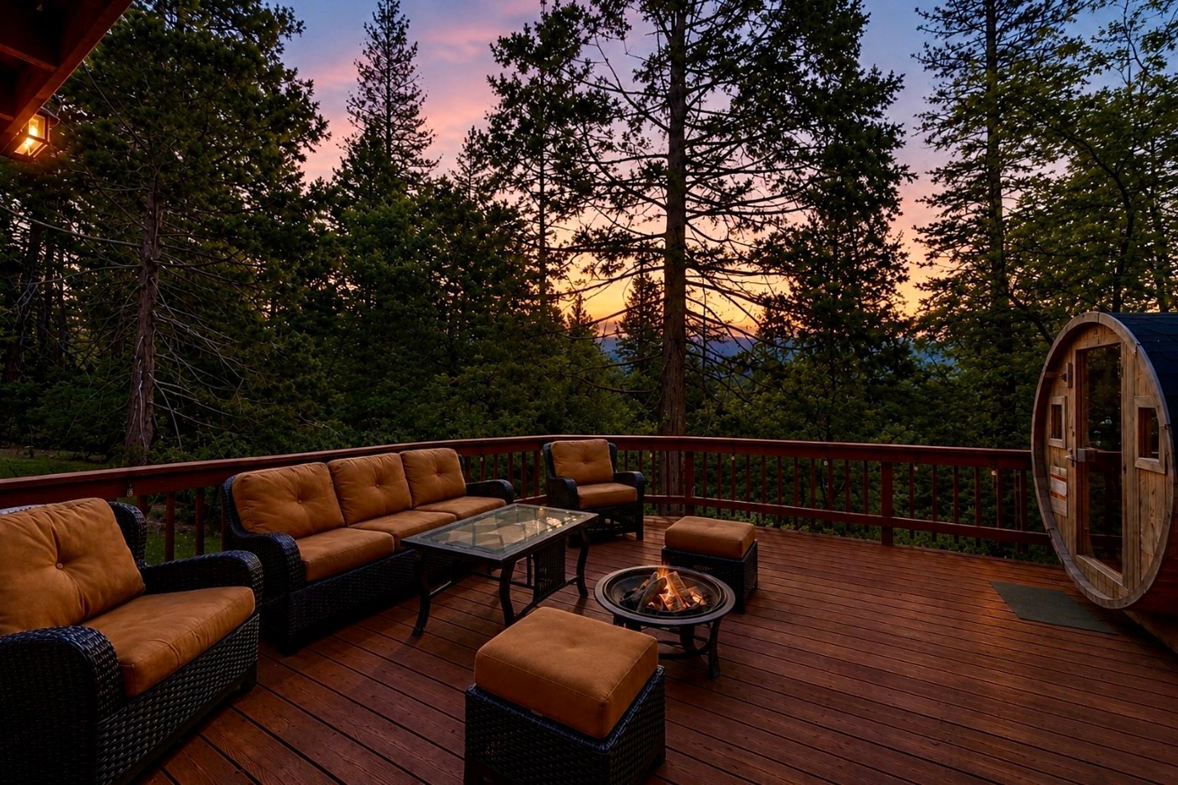 Une terrasse dotée de mobilier d’extérieur, d’un foyer et d’un tonneau en bois.