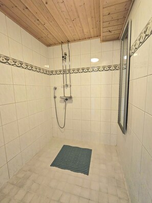 Triple Room | Bathroom | Shower, hair dryer, towels, soap - Hotelli Suonenjoki (Suonenjoki)