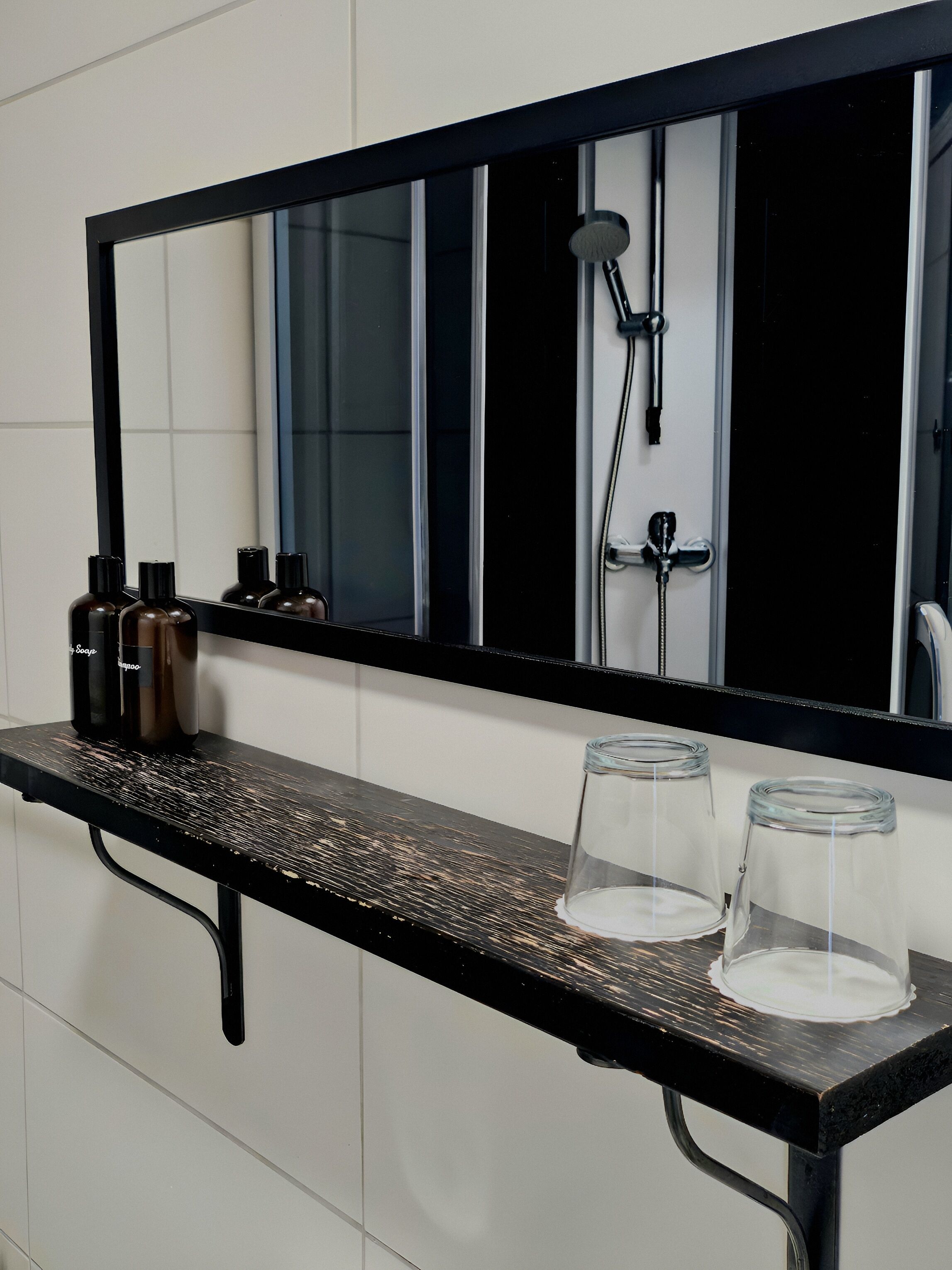 Quarto solteiro | Banheiro | Chuveiro, secador de cabelo, toalhas de banho, sabonete