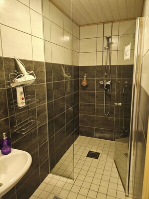 Doppel- oder Zweibettzimmer | Badezimmer