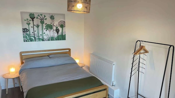 1 slaapkamer, een strijkplank/strijkijzer, wifi, beddengoed