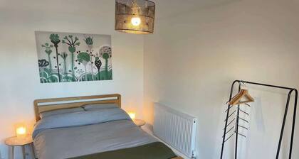 Stylish waterside studio apartment! Free parking