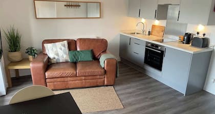 Stylish waterside studio apartment! Free parking